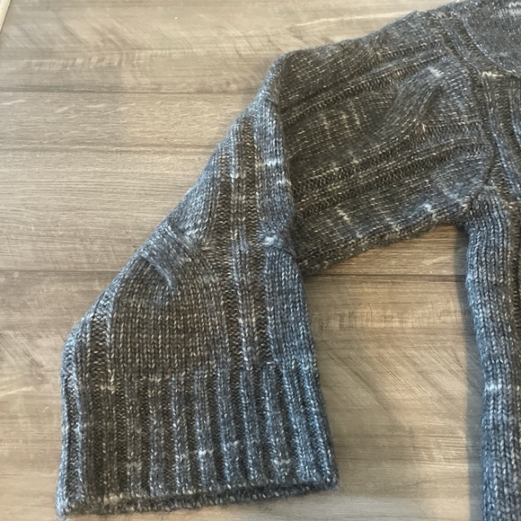 American Eagle Charcoal Grey and white cable knit sweater size L - Picture 2 of 4